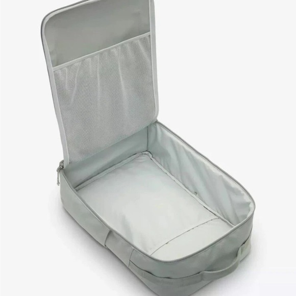 Nike Utility Speed Oil Green Backpack New Gym Bag Travel FN4106-370 (27L) NWT - Picture 3 of 4